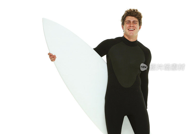 微笑的冲浪者拿着冲浪板