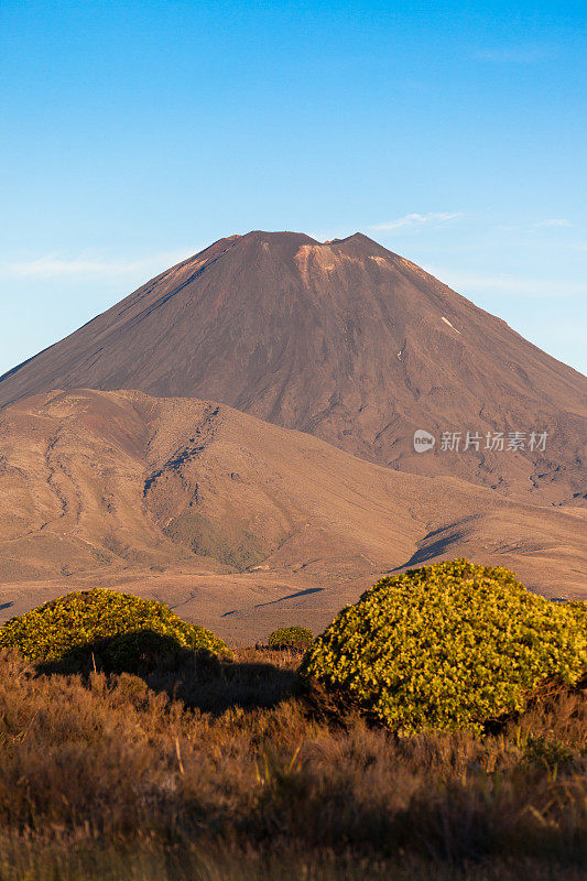 日落时分的汤加里罗国家公园火山，新西兰