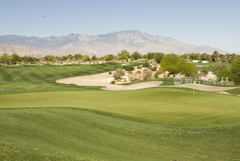 沙漠高尔夫球场与旗帜，把绿色和沙子
