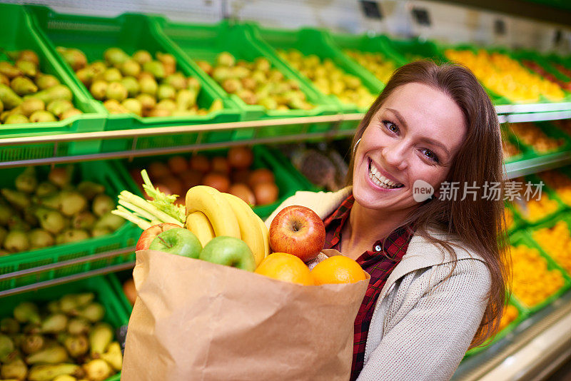 杂货店里的快乐女人