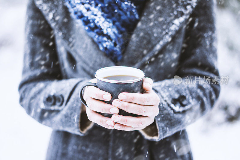 在下雪天牵手杯