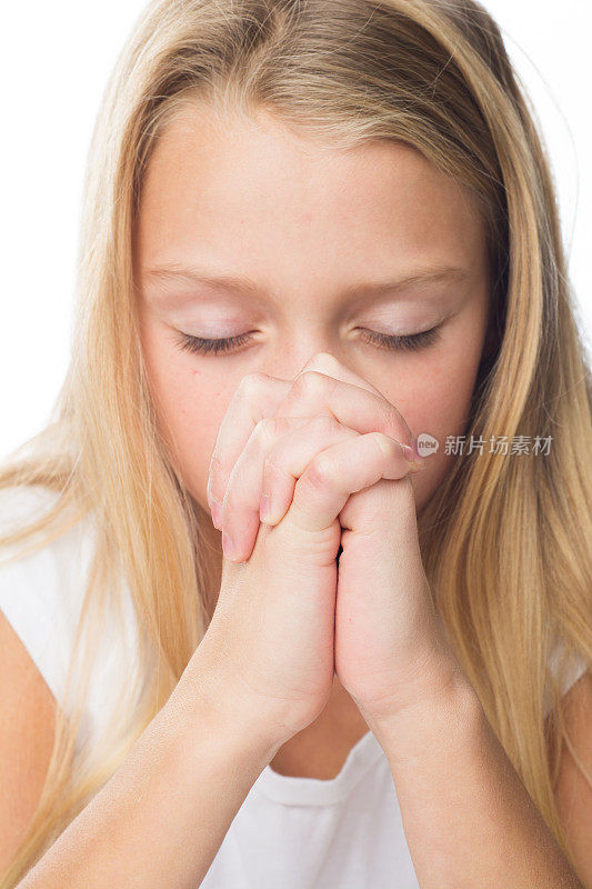 女孩祈祷