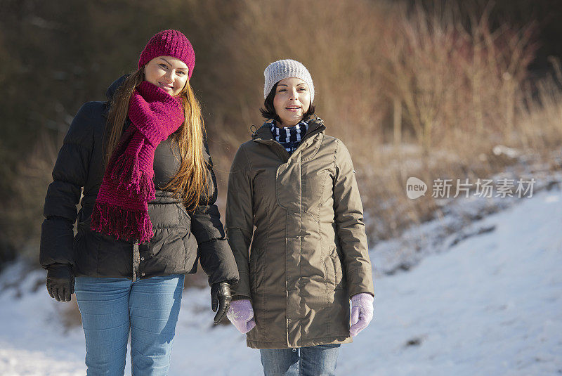 雪中的两个女人