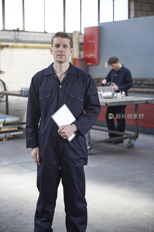在钢铁厂穿着工装裤的工程师