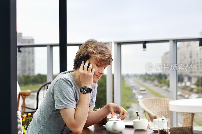 生活肖像十几岁的男孩在户外使用智能手机