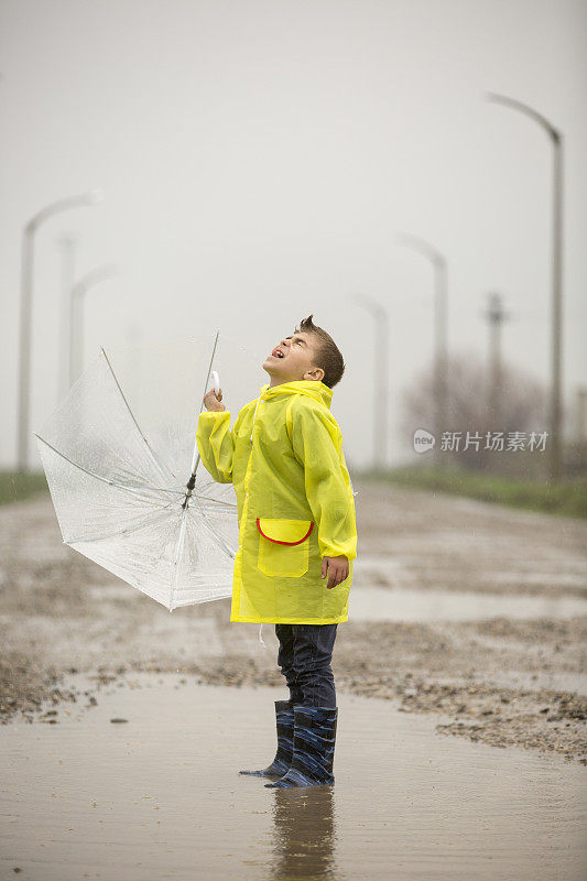 一个小男孩在雨中