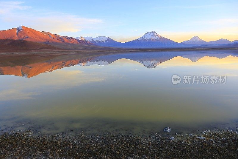 拉古纳勒加，勒加湖反射在戏剧性的金色日出，火山和田诗式的阿塔卡马沙漠高原与Lascar火山，火山景观全景-圣佩德罗阿塔卡马，智利，Bolívia和阿根廷边境