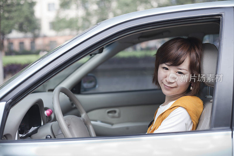 亚洲女孩在大学里开车