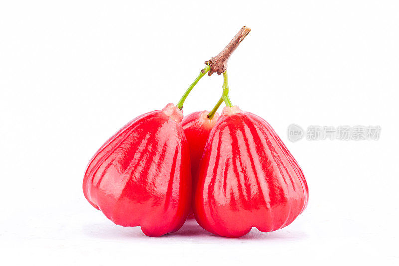 一半玫瑰苹果和红玫瑰苹果在白色的背景下，健康的玫瑰苹果水果食品孤立