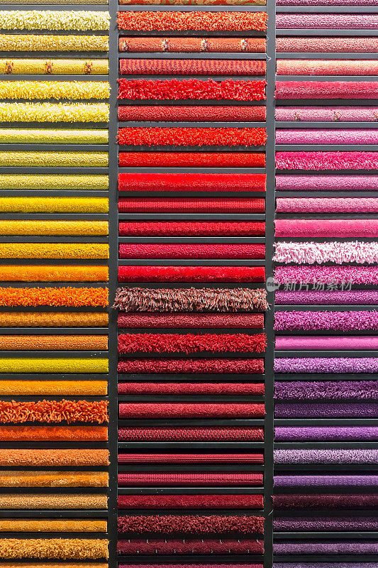 陈列中的彩色地毯样品