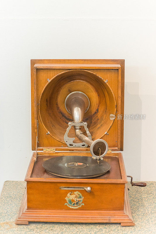 老式的木制唱机