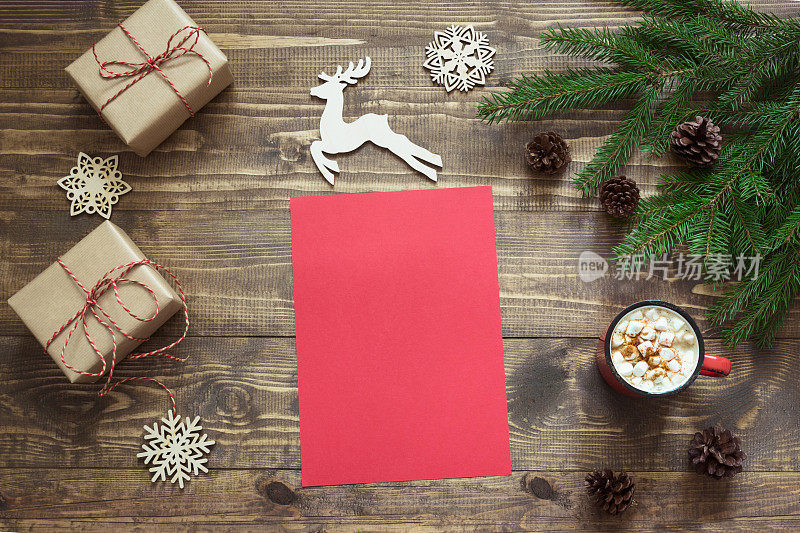 给圣诞老人的圣诞空白信或你的愿望清单或降临节活动。顶部视图和文本空间。