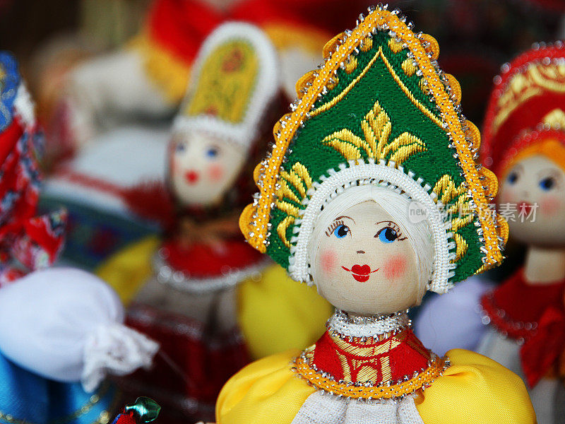 在跳蚤市场的书桌:手工布娃娃女人，穿着传统的俄罗斯民族服装