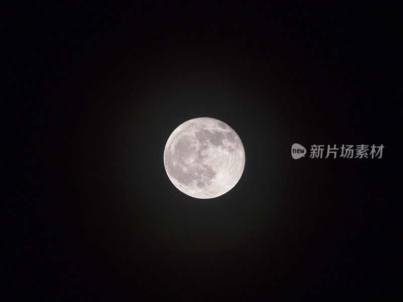 阴天晚上的月亮
