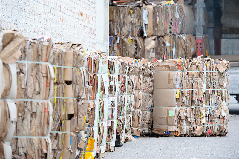 废纸被收集和包装以供回收利用。纸板及纸张回收。