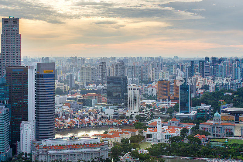 日落时分俯瞰新加坡城的商业大厦和金融区