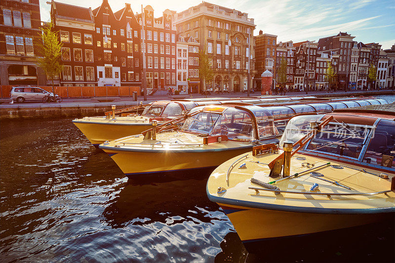 阿姆斯特丹的游船在运河里