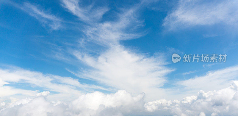 飞机上的云和蓝天