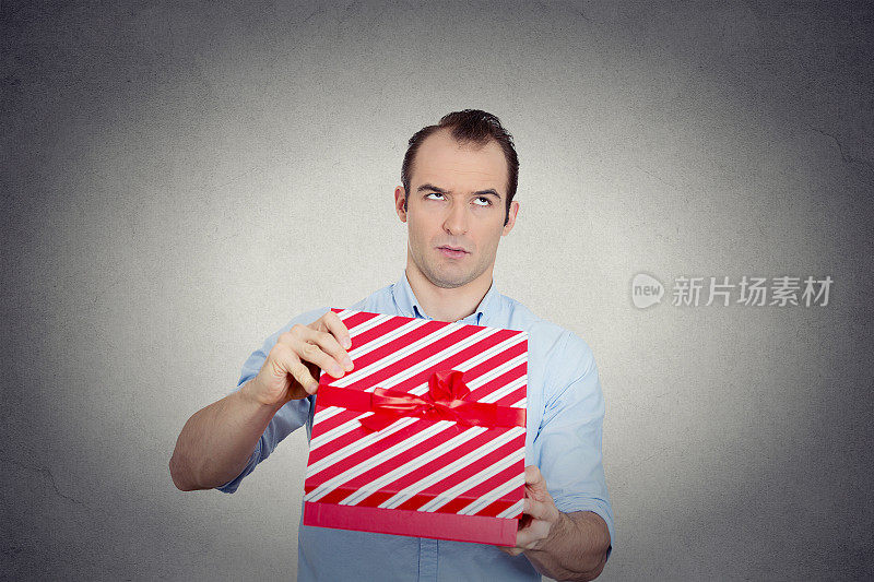 年轻人正要打开红色礼品盒