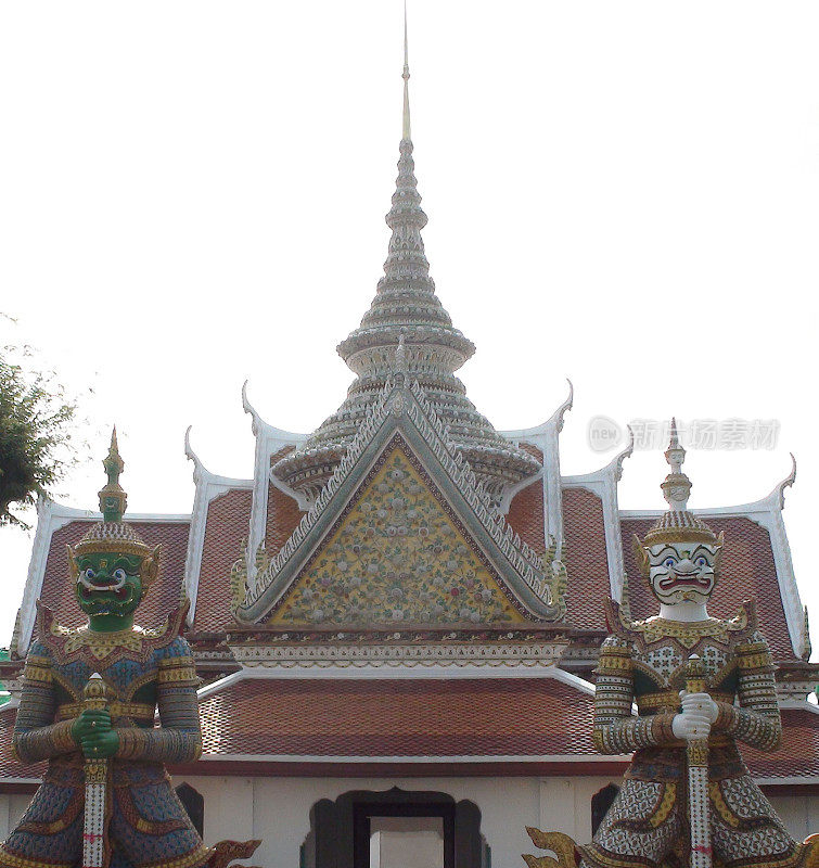 观华润寺建筑的寺庙守护雕像。曼谷