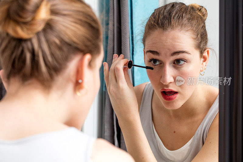 年轻女子纵容她的眼睛与睫毛膏美容常规