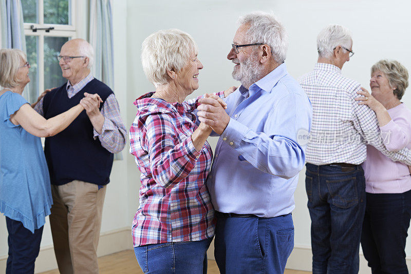 一群老年人一起享受舞蹈俱乐部