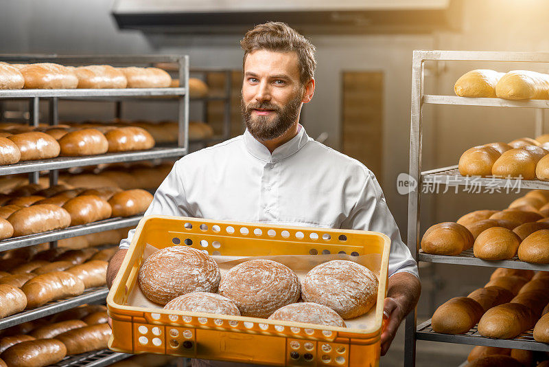 面包师在面包店拿着面包