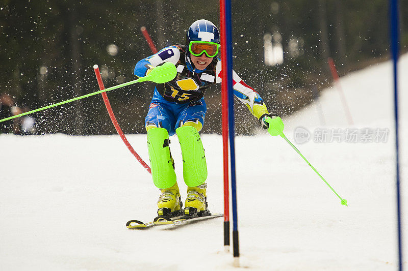 年轻男子的肖像在障碍滑雪比赛