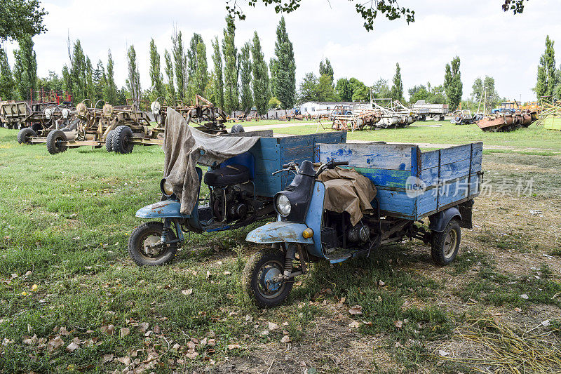 摩托车ant。苏联的老式三轮摩托车和一辆手推车