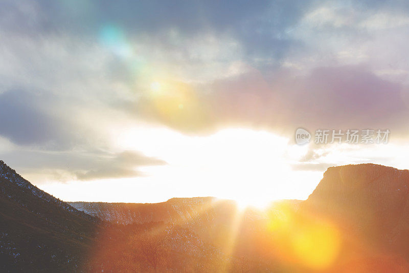 科罗拉多西部晚冬天空山脉和地平线上的云在日落