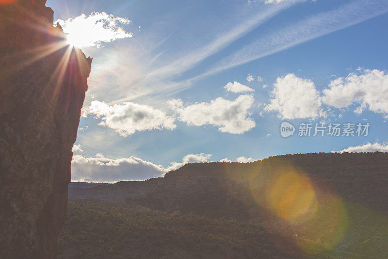 科罗拉多西部晚冬天空山脉和地平线上的云在日落