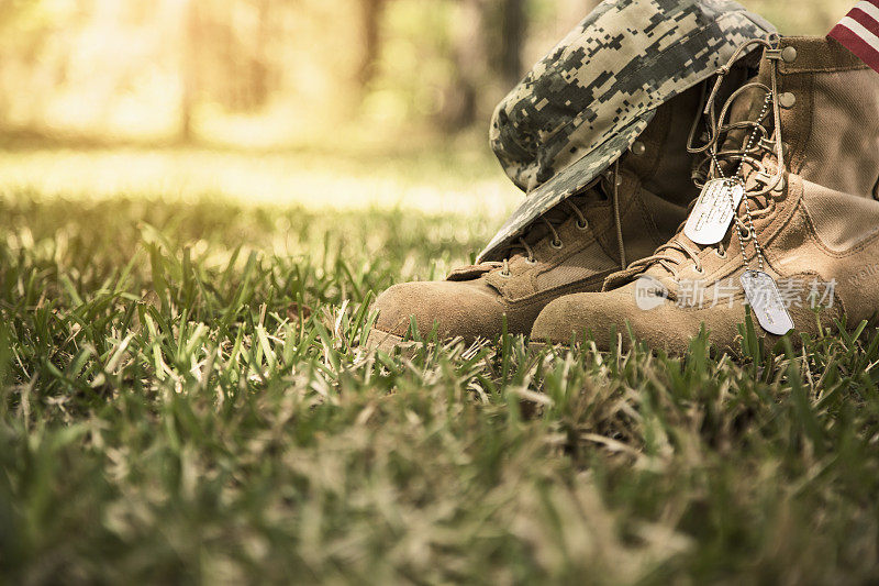 美国军靴，帽子和狗牌在户外。