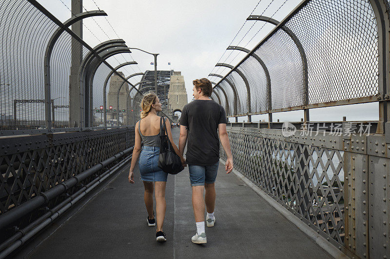 年轻夫妇漫步悉尼