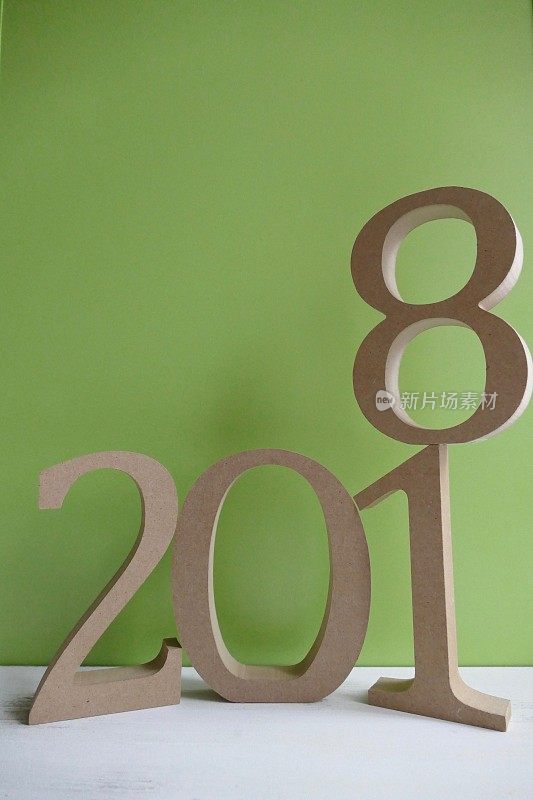 数字2018，绿色木墙，新年
