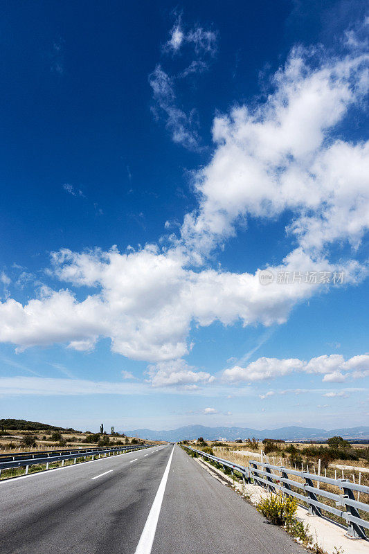 高速公路穿过希腊的乡村和云雾