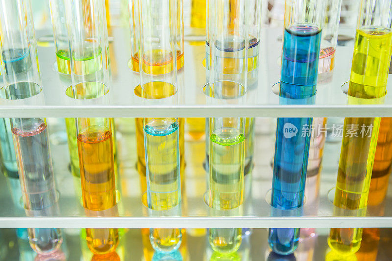 实验室玻璃试管与彩色化学溶液在试管架上