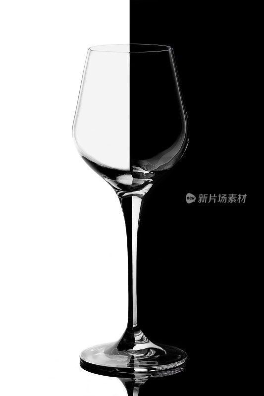 白和黑的葡萄酒杯