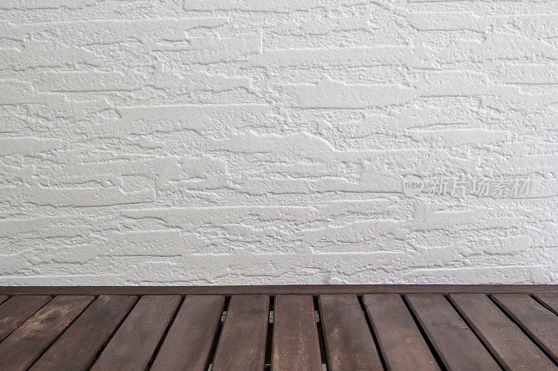 空木桌之上的水泥白墙背景，复古，背景，模板
