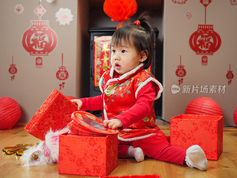 中国女婴庆祝中国新年