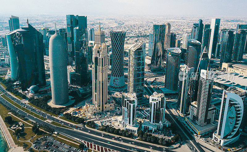 卡塔尔多哈市中心空中现代摩天大楼