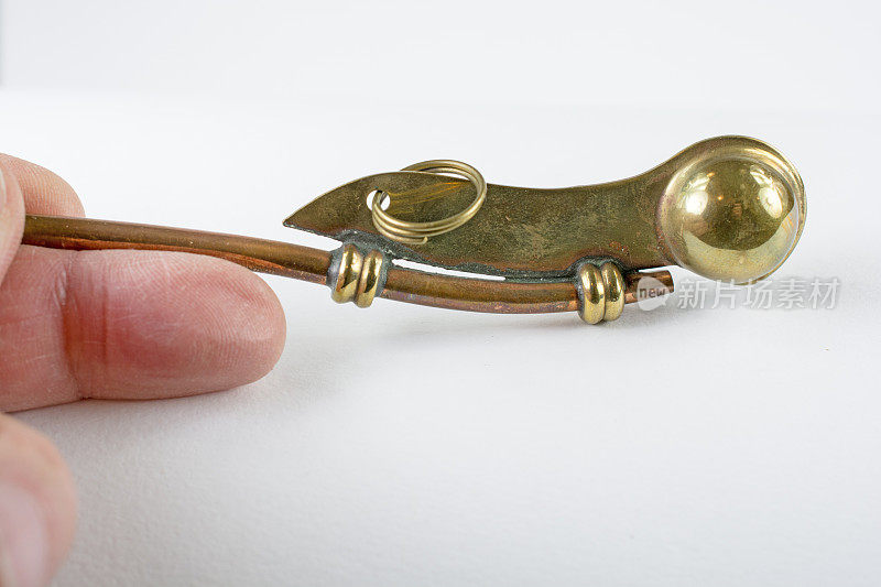 水手长的口哨是用铜和黄铜制作的