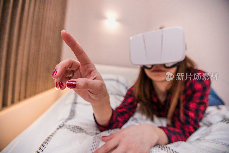 女性试用VR模拟器