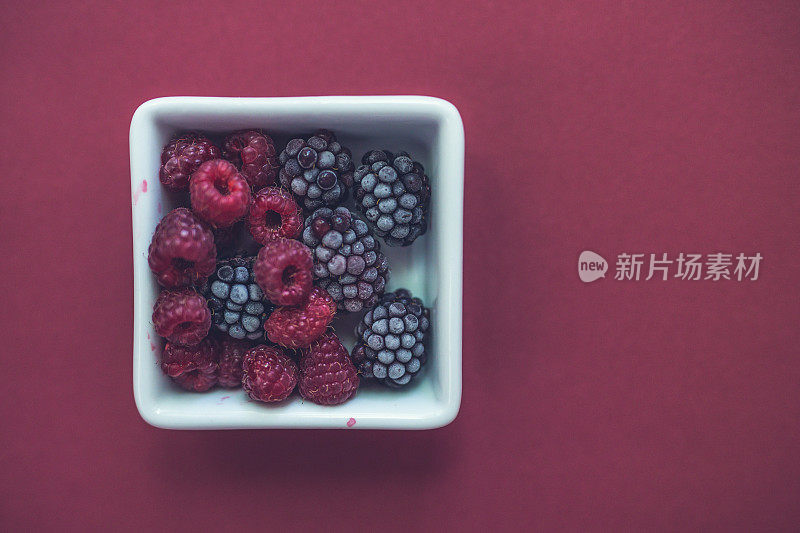 碗里的冷冻水果