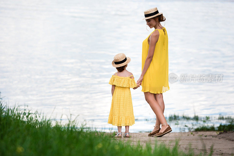 母亲和女儿在河边散步