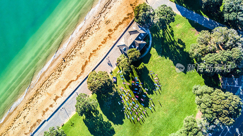 鸟瞰图阳光海滩与喷泉。奥克兰,新西兰