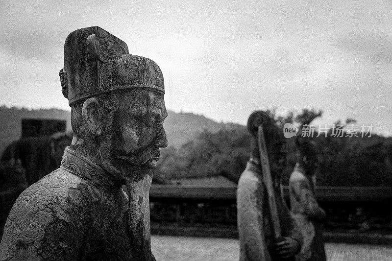 士兵们在越南顺化雕刻保护开定墓。黑色和白色