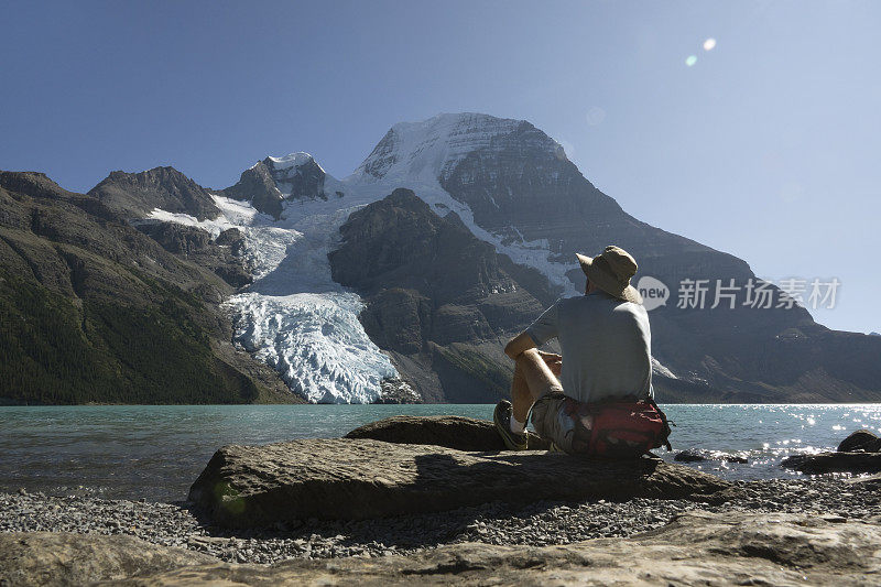 加拿大不列颠哥伦比亚省罗布森山省级公园徒步旅行的游客伯格湖冰川