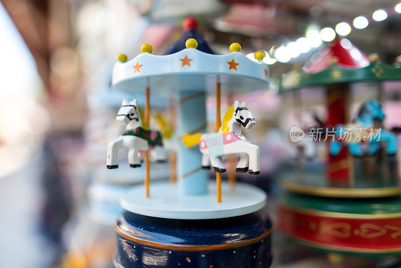 小玩具，纪念品-飞马旋转木马模糊的背景在商店的柜台上