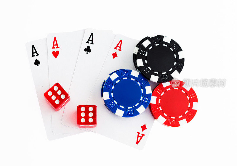 白色背景上的四张ace牌和扑克筹码