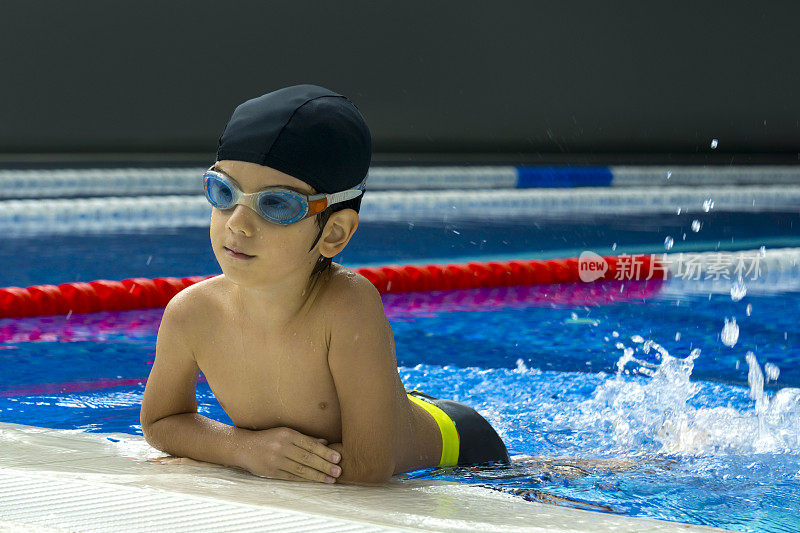小的游泳运动员